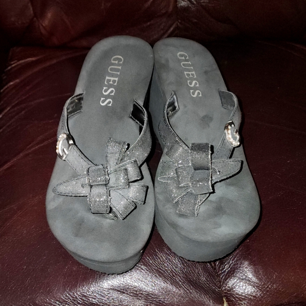 GUESS platform flip flips size 6